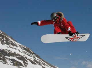  Snowboarder de buen nivel
